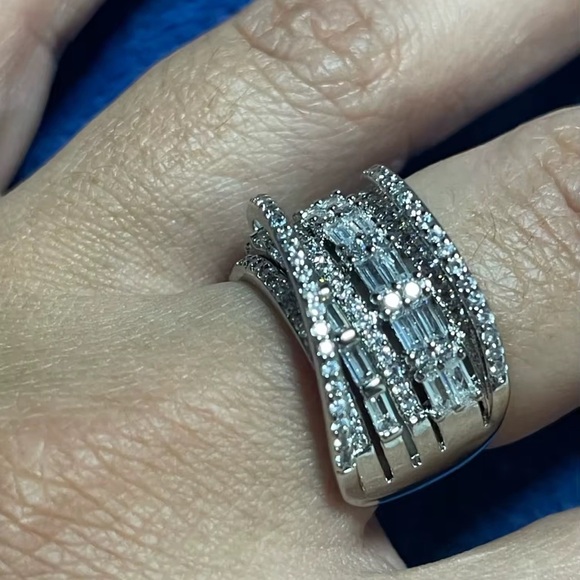 Elegant Zirconia Diamond Crystal Band Silver Ring - Picture 3 of 16